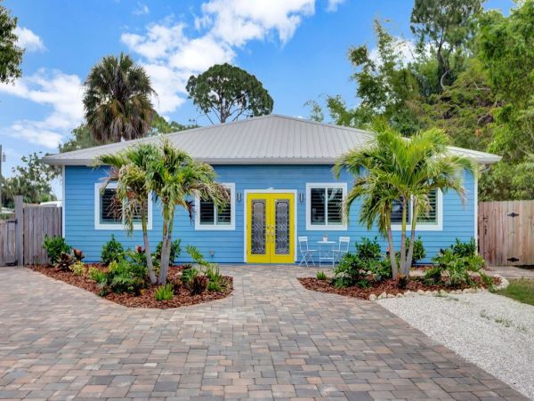 Luxurious 5-Bedroom Resort-Style Retreat in St. Petersburg Near Gulf Coast Beaches