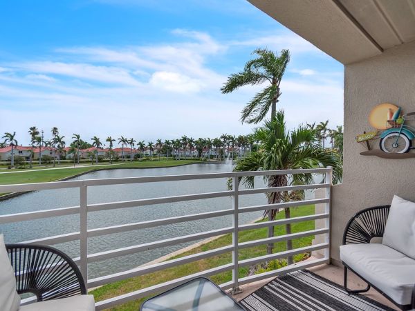 Luxurious Lakeview Condo with Resort Amenities - St Petersburg Ideal Vacation Getaway