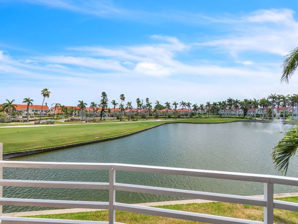 Luxurious Lakeview Condo with Resort Amenities - St Petersburg Ideal Vacation Getaway