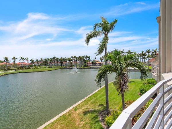 Luxurious Lakeview Condo with Resort Amenities - St Petersburg Ideal Vacation Getaway