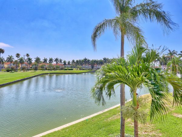 Luxurious Lakeview Condo with Resort Amenities - St Petersburg Ideal Vacation Getaway