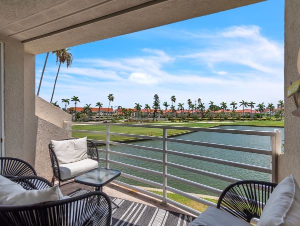 Luxurious Lakeview Condo with Resort Amenities - St Petersburg Ideal Vacation Getaway