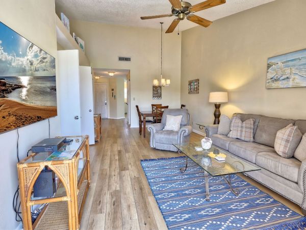Luxurious Lakeview Condo with Resort Amenities - St Petersburg Ideal Vacation Getaway