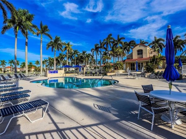 Luxurious Lakeview Condo with Resort Amenities - St Petersburg Ideal Vacation Getaway