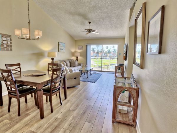 Luxurious Lakeview Condo with Resort Amenities - St Petersburg Ideal Vacation Getaway