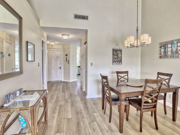 Luxurious Lakeview Condo with Resort Amenities - St Petersburg Ideal Vacation Getaway