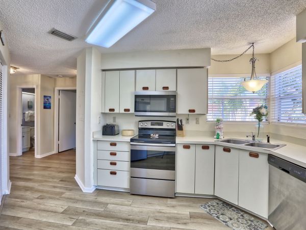 Luxurious Lakeview Condo with Resort Amenities - St Petersburg Ideal Vacation Getaway