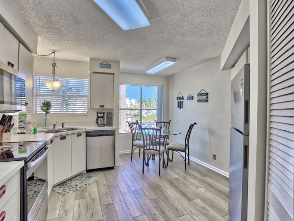 Luxurious Lakeview Condo with Resort Amenities - St Petersburg Ideal Vacation Getaway