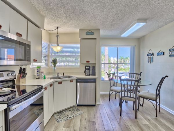 Luxurious Lakeview Condo with Resort Amenities - St Petersburg Ideal Vacation Getaway