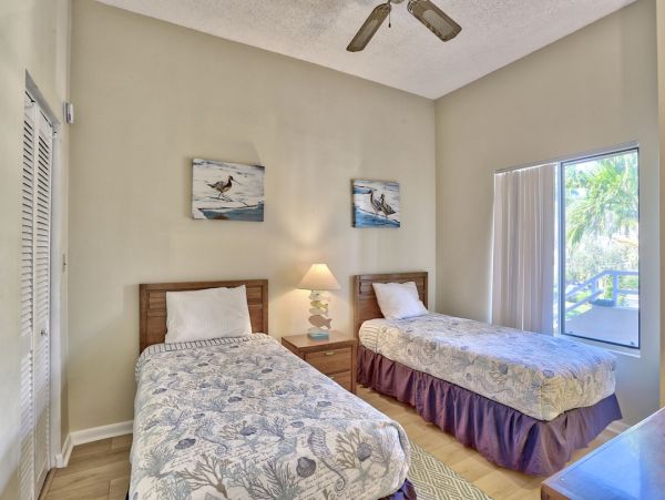 Luxurious Lakeview Condo with Resort Amenities - St Petersburg Ideal Vacation Getaway