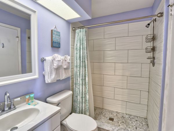 Luxurious Lakeview Condo with Resort Amenities - St Petersburg Ideal Vacation Getaway