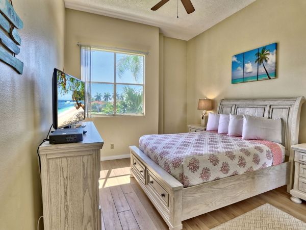 Luxurious Lakeview Condo with Resort Amenities - St Petersburg Ideal Vacation Getaway