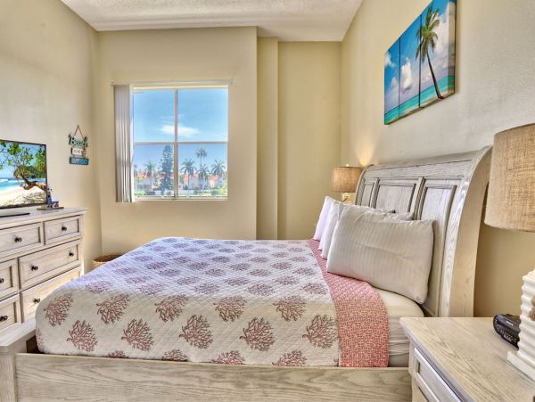 Luxurious Lakeview Condo with Resort Amenities - St Petersburg Ideal Vacation Getaway