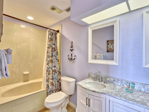 Luxurious Lakeview Condo with Resort Amenities - St Petersburg Ideal Vacation Getaway