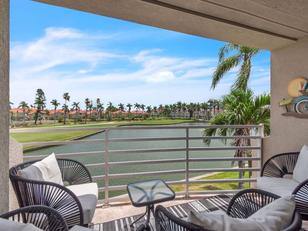 Luxurious Lakeview Condo with Resort Amenities - St Petersburg Ideal Vacation Getaway