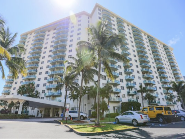 New Arrival Three Bedroom Sunny Isles Beach Modern Pool View
