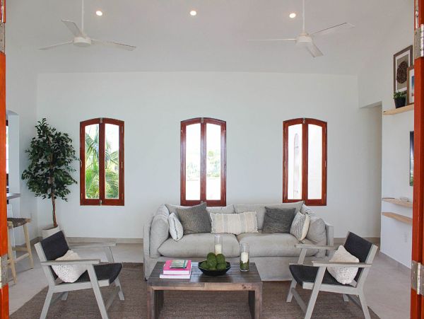 Luxurious Beachfront Villa in Beacon Hill - Perfect Family Getaway