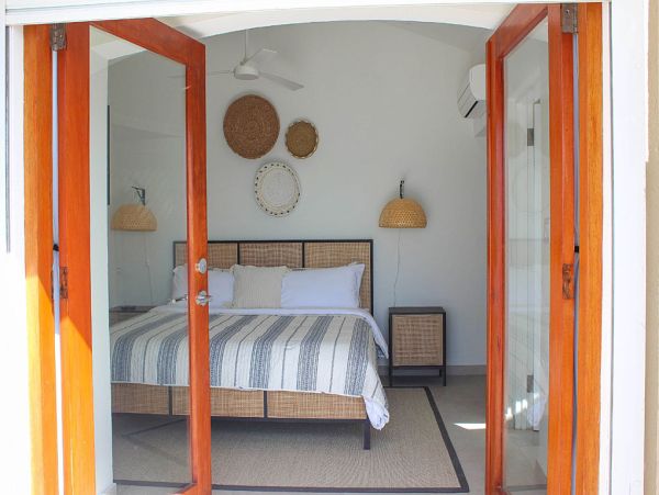 Luxurious Beachfront Villa in Beacon Hill - Perfect Family Getaway