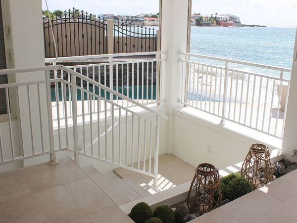 Luxurious Beachfront Villa in Beacon Hill - Perfect Family Getaway