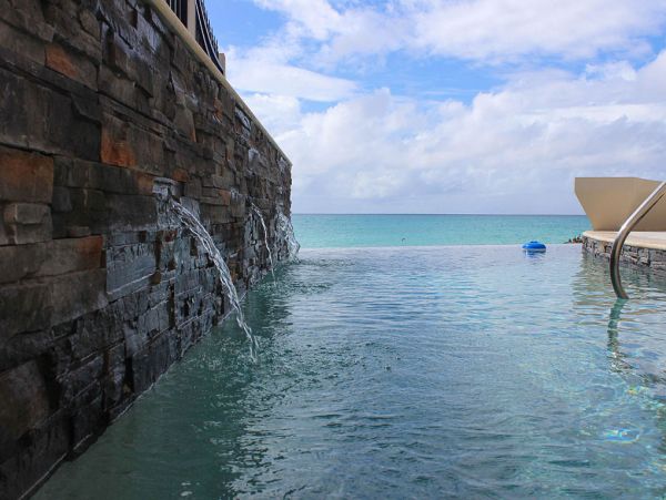 Luxurious Beachfront Villa in Beacon Hill - Perfect Family Getaway