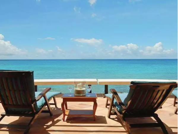 Luxurious Beachfront Villa in Beacon Hill - Perfect Family Getaway