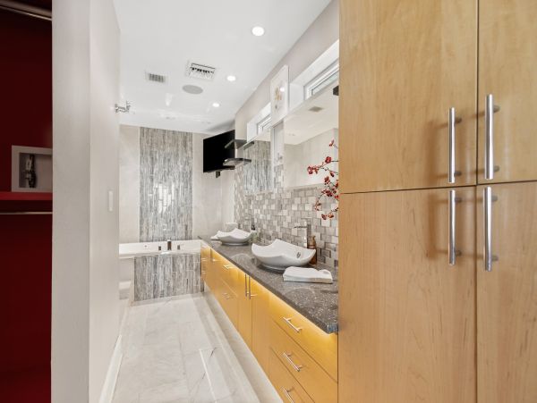 Luxurious Beachfront Home in Fort Myers Beach, FL – Direct Access & Pool