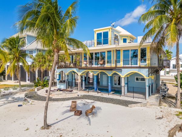 Luxurious Beachfront Home in Fort Myers Beach, FL – Direct Access & Pool