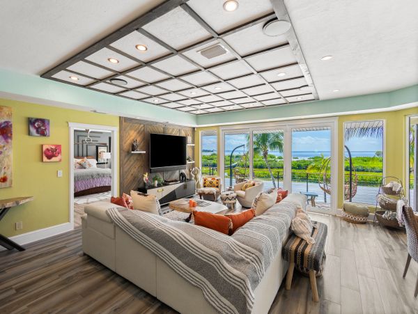 Luxurious Beachfront Home in Fort Myers Beach, FL – Direct Access & Pool