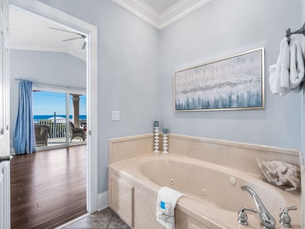 Luxurious Gulf View Retreat in Laguna Beach - Book Your Dream Getaway