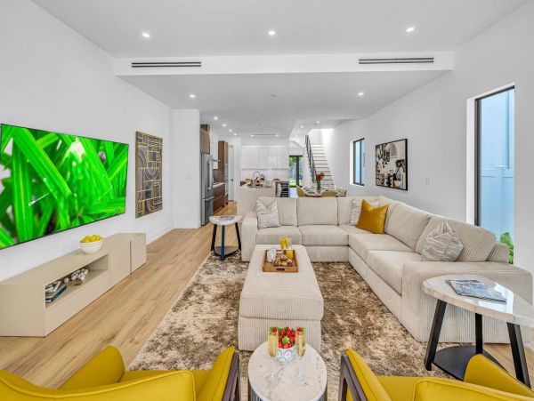 Luxurious Two-Story Townhouse in Rio Vista - Perfect for Families