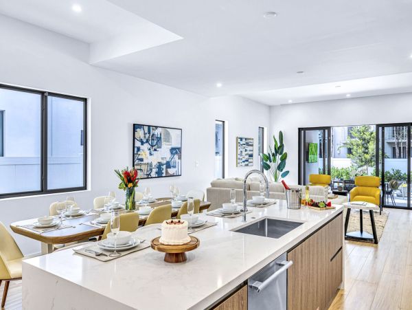 Luxurious Two-Story Townhouse in Rio Vista - Perfect for Families