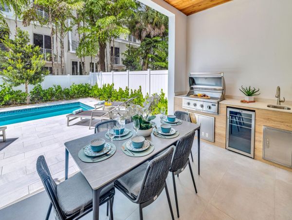 Luxurious Two-Story Townhouse in Rio Vista - Perfect for Families