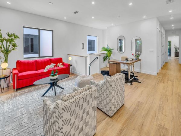 Luxurious Two-Story Townhouse in Rio Vista - Perfect for Families
