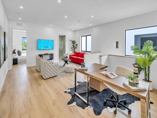 Luxurious Two-Story Townhouse in Rio Vista - Perfect for Families