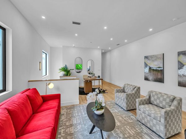 Luxurious Two-Story Townhouse in Rio Vista - Perfect for Families