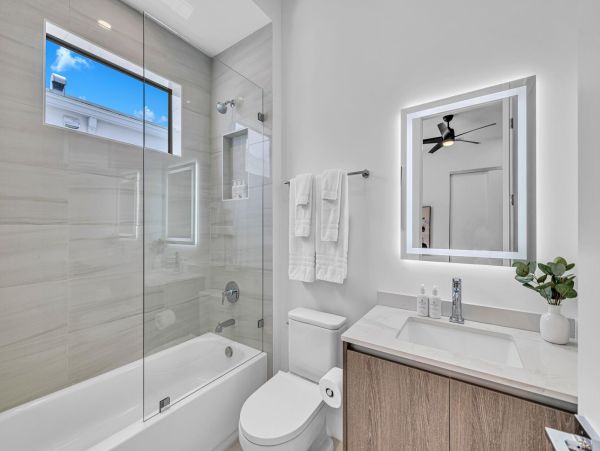 Luxurious Two-Story Townhouse in Rio Vista - Perfect for Families