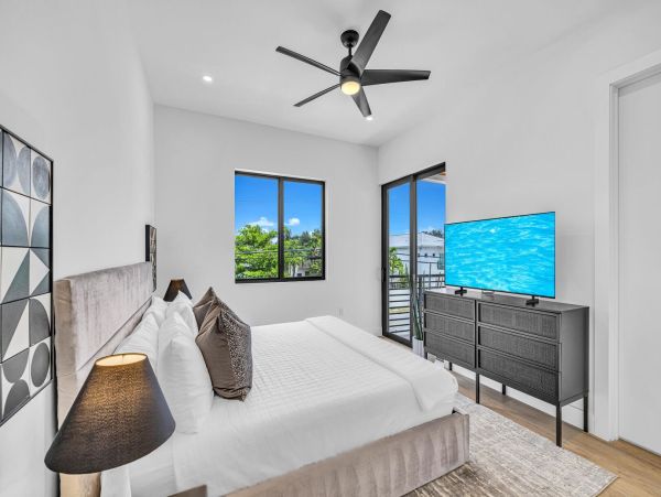 Luxurious Two-Story Townhouse in Rio Vista - Perfect for Families