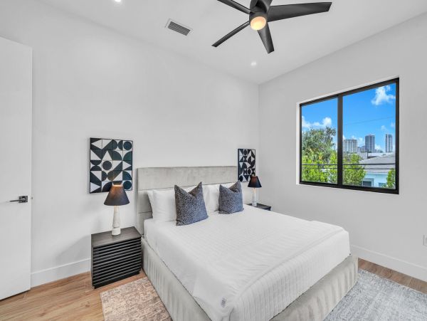 Luxurious Two-Story Townhouse in Rio Vista - Perfect for Families