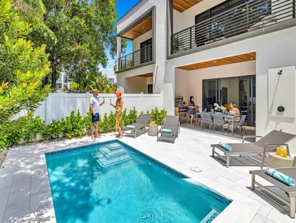Luxurious Two-Story Townhouse in Rio Vista - Perfect for Families