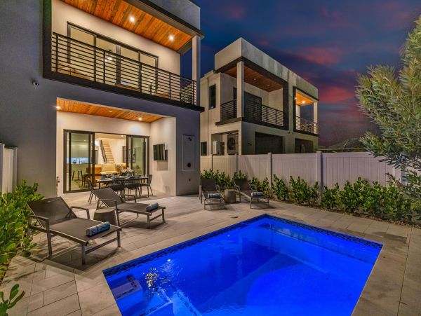 Luxurious Two-Story Townhouse in Rio Vista - Perfect for Families