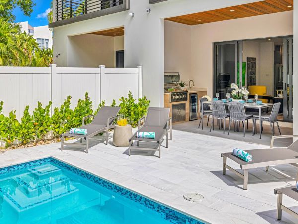 Luxurious Two-Story Townhouse in Rio Vista - Perfect for Families