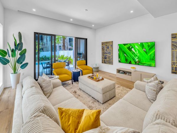 Luxurious Two-Story Townhouse in Rio Vista - Perfect for Families