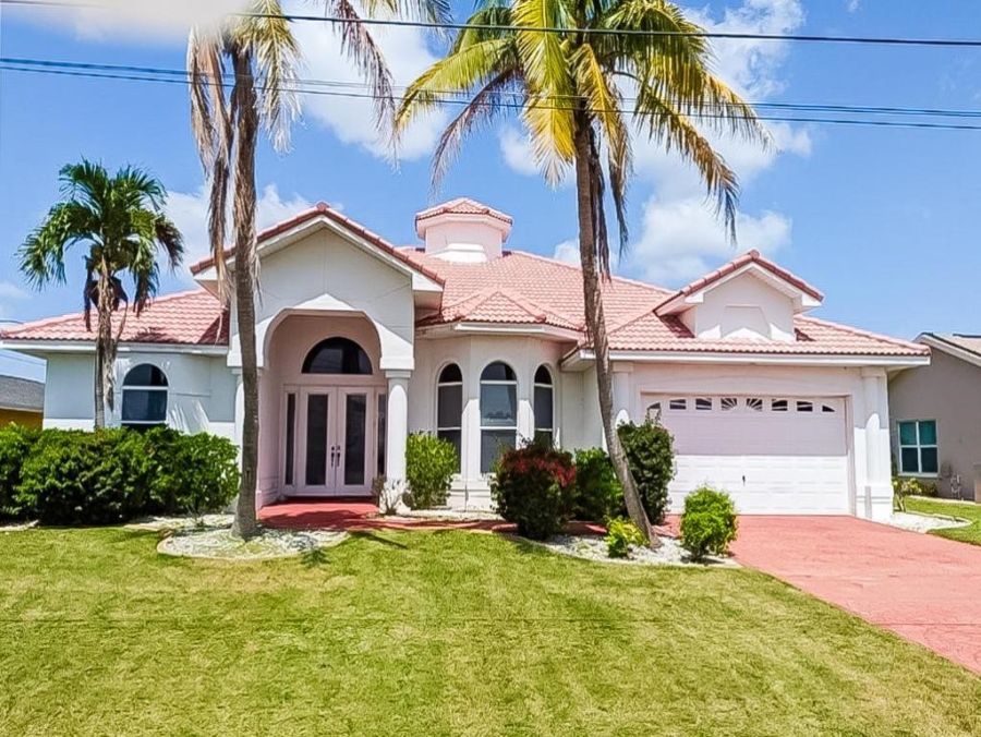 Coastal Paradise with Direct Canal Access in Cape Coral - Perfect Vacation Home