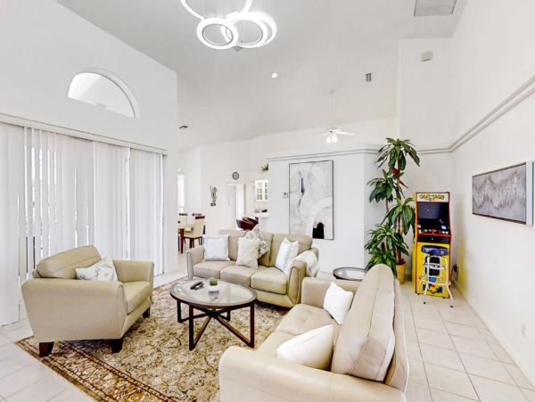 Coastal Paradise with Direct Canal Access in Cape Coral - Perfect Vacation Home