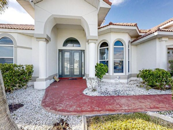 Coastal Paradise with Direct Canal Access in Cape Coral - Perfect Vacation Home