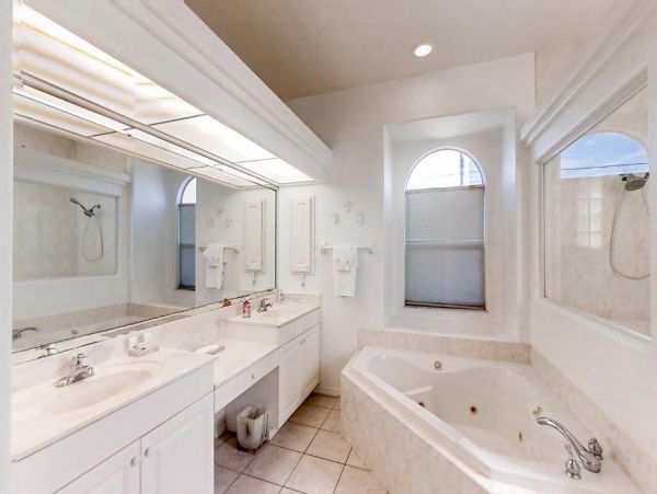 Coastal Paradise with Direct Canal Access in Cape Coral - Perfect Vacation Home