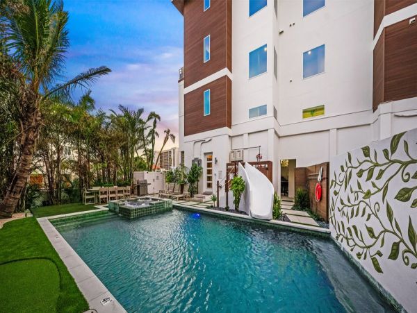 Luxurious Dual-Home Estate Steps from Siesta Key Beach