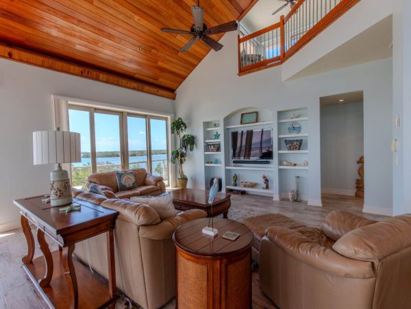 Luxury Beachfront Getaway on Pine Island Sound