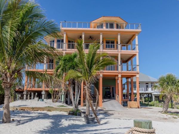Luxury Beachfront Getaway on Pine Island Sound