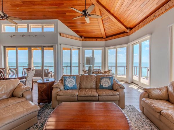 Luxury Beachfront Getaway on Pine Island Sound